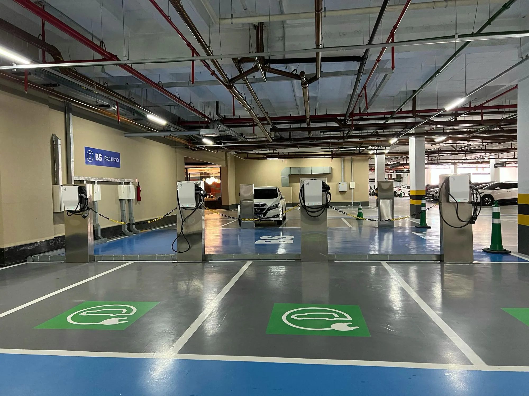 Estacionamento do BS Design com vagas para carros elétricos