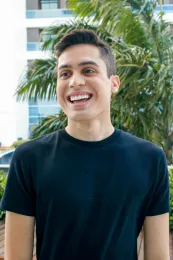 Paciente sorrindo ao ar livre